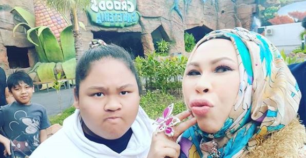 Instagram @datoserivida Usia 13 tahun, Cik B sudah memiliki kereta mewah.